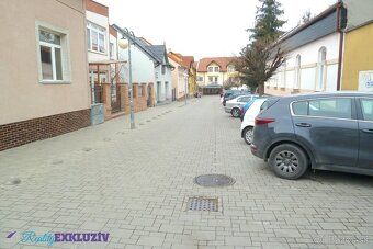 Ponúkame Vám na predaj budovu pre obchod, služby v priamom c