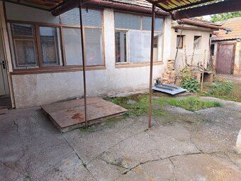 Ponúkame na predaj rodinný dom v pôvodnom stave v tichej uli