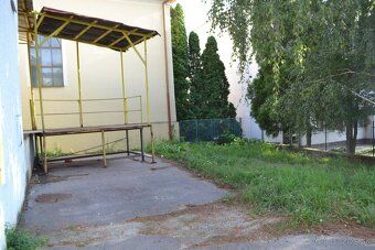 Ponúkame na prenájom budovu na ulici Pri Kaštieli v Holíči. 