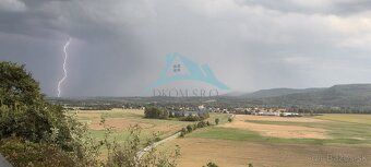 INVESTIČNÁ PRÍLEŽITOSŤ: Chatka s veľkým pozemkom (920 m²) a 