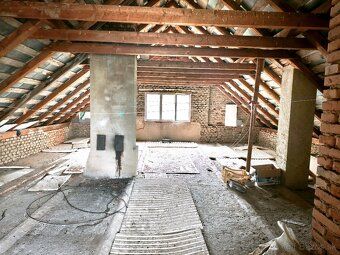 Zachovalý 3-podlažný dom v Turkove na 1824 m² pozemku – polo