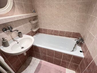 Predám slnečný 2-izbový byt s kuchynským kútom a balkónom 39
