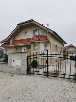 Ponúkam na predaj túto NOVOSTAVBU v obci Ratkovce. Dom sa na