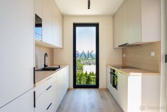 KONDOMINIUM LESNÁ, Bojnice Tento 4-izbový rodinný dom s úžit