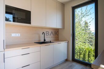 KONDOMINIUM LESNÁ, Bojnice Tento 4-izbový rodinný dom s úžit