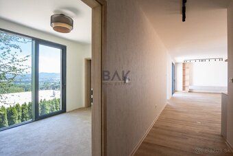 KONDOMINIUM LESNÁ, Bojnice Tento 4-izbový rodinný dom s úžit