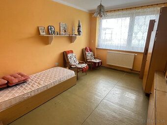 priestranný 3-izbový byt s lodžiou (76 m2) s vlastným kúrení