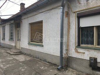 4 izbový rodinný dom priamo v strede obce Dvory nad Žitavou.