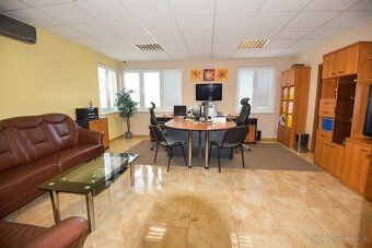 Predáme halu s portálovým žeriavom a administratívnym vstavk