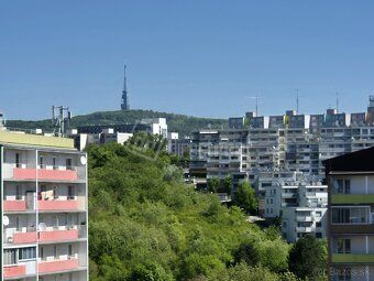 Zrekonštruovaný a komplet zariadený byt s veľkým balkónom a 