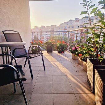Prenájom 2-izbového bytu 50 m² s terasou na 2. poschodí
📍 Ma