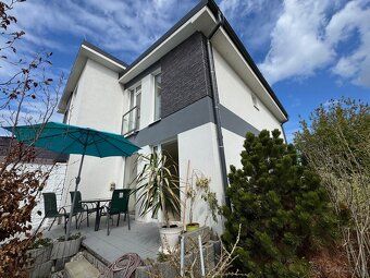 Č. 1504 🏡 Moderný 4-izbový poschodový rodinný dom pri Piešťa