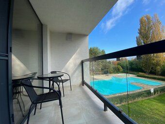 Č. 9876 🔥 NOVINKA: Luxusný byt s loggiou, parkovaním a bazén