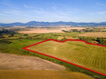 Päť susediacich parciel s celkovou výmerou 352 060 m² v kata