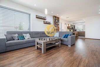 Maroš Vereš +421 904 086 200 e-mail: maros.veres@v2realestat