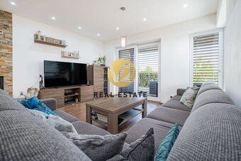 Maroš Vereš +421 904 086 200 e-mail: maros.veres@v2realestat