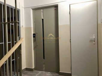 Štýlový 2 izbový byt po rekonštrukcii s lodžiou v tichom zel