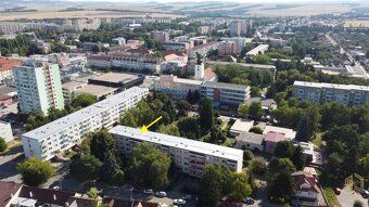 ...Byt v tichom centre Senice so zasklenou lodžiou, veľkou m