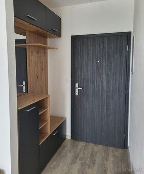 Ponúkam na prenájom moderný 2 izbový byt s balkónom v novost