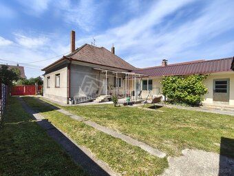 Zachovalý 4-izbový dom s garážou a krásnym pozemkom 856 m2 –
