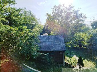 Drevená chatka pozostáva z prízemia a podkrovia. Po vstupe s