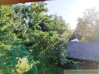 Drevená chatka pozostáva z prízemia a podkrovia. Po vstupe s