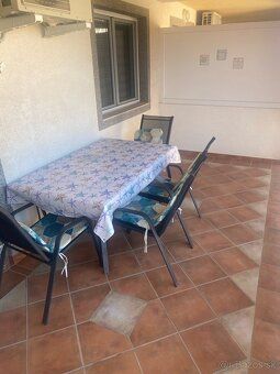 DADOT ponúka na predaj pekný apartmán 70 metrov od mora. Dvo