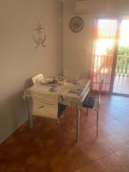 DADOT ponúka na predaj pekný apartmán 70 metrov od mora. Dvo