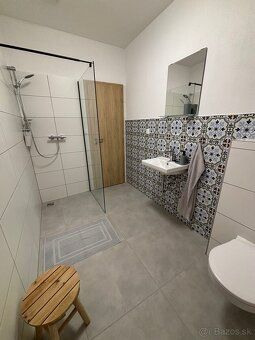 Ponúkame na dlhodobý prenájom izbu (20 m2) v ubytovacom zari