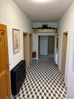 Ponúkame na dlhodobý prenájom izbu (20 m2) v ubytovacom zari