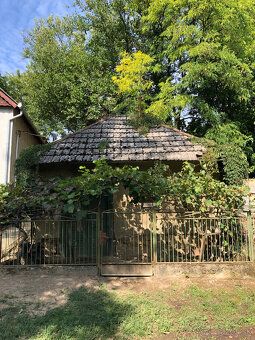 Viničný domček s murovanou klenbovou pivnicou a niekoľko rad