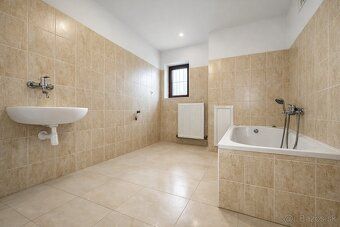 Ponúkame na predaj priestranný apartmán s 3-izbovou dispozíc