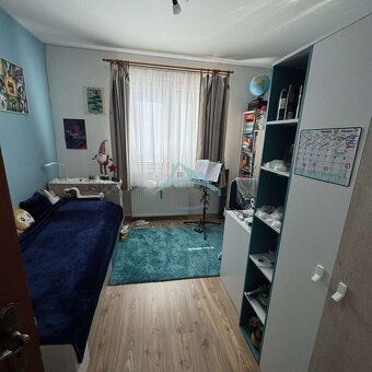 Hľadáte štartovacie bývanie v Šahách? Tento 3-izbový byt je 