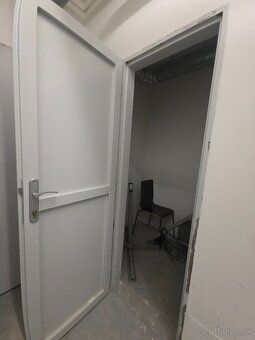 ZAUJÍMAVÝ 2-IZBOVÝ BYT S VEĽKORYSOU TERASOU A 2x PARKOVANÍM 