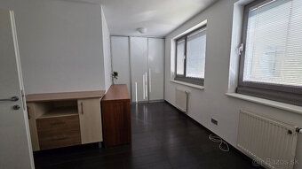 Popis • 3 izbový byt v novostavbe • úžitk. plocha 90 m2 • 2x