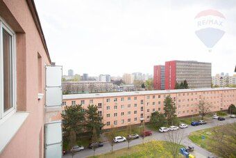 RE/​MAX exkluzívne ponúka na prenájom 2,5-​izbový byt po kom
