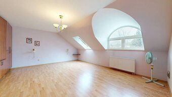 REMAX ponúka na predaj 11-izbový rodinný dom postavený na po