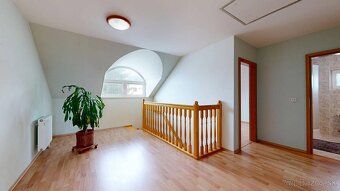 REMAX ponúka na predaj 11-izbový rodinný dom postavený na po