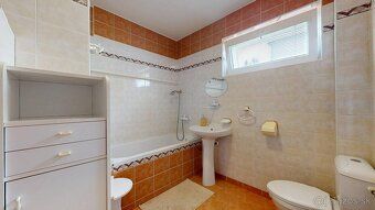 REMAX ponúka na predaj 11-izbový rodinný dom postavený na po