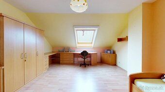 REMAX ponúka na predaj 11-izbový rodinný dom postavený na po