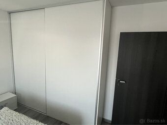 Ponúkame Vám čiastočne zariadený rodinný dom s dvojgarážou. 