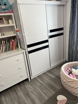 Ponúkame Vám čiastočne zariadený rodinný dom s dvojgarážou. 