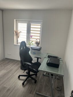 Ponúkame Vám čiastočne zariadený rodinný dom s dvojgarážou. 