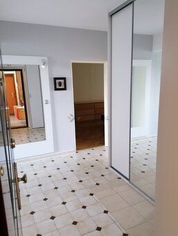 Ponúkame na prenájom priestranný 3-izbový byt v centre mesta