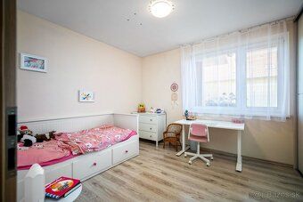 Ponúkame na predaj priestranný a premyslene navrhnutý rodinn