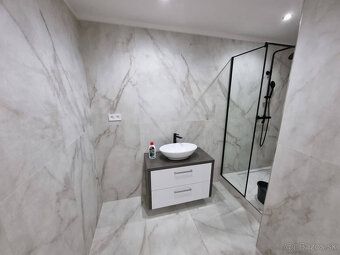 Na predaj veľký 3-izbový byt s výmerou 84 m² v centre mesta.