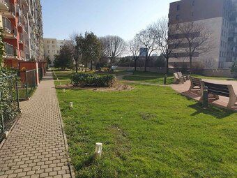 Nový 2-izbový byt s balkónom, parkovaním a súkromnou terasou