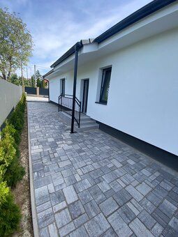 Ponúkame na predaj modernú novostavbu rodinného domu v pokoj