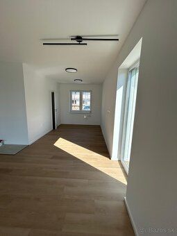 Predám modernú 4 izbovu novostavbu na veľkom slnečnom pozemk