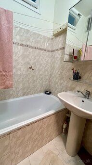 Ponúkam na predaj elegantný a útulný 2-izbový tehlový byt vo